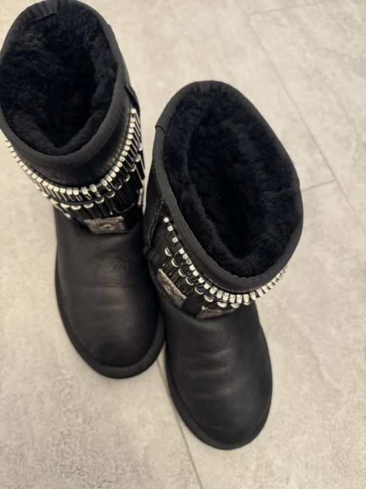 Cizme tip UGG cu accesorii metalice