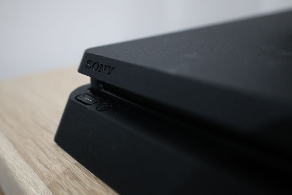 PS4 Slim 1TB - Два джойстика +5 игри