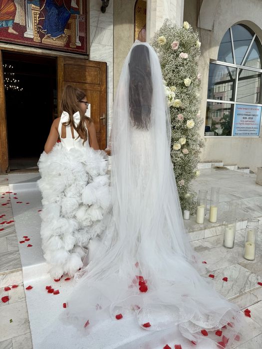 Rochie fete alba eleganta cu trena si flori