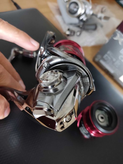 Shimano 16 Stradic C2000S cu tambur de rezerva