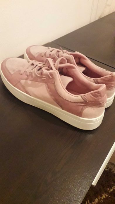 Маркови кецове. Чисто нови номер 41.. Спортни дамски маркови кецове