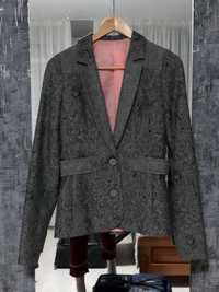 Продаю серый пиджак (сшитый на заказ) узор елочка с турецкими огурцами