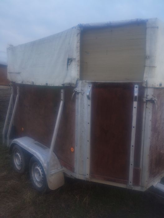 Remorcă de transportat cai