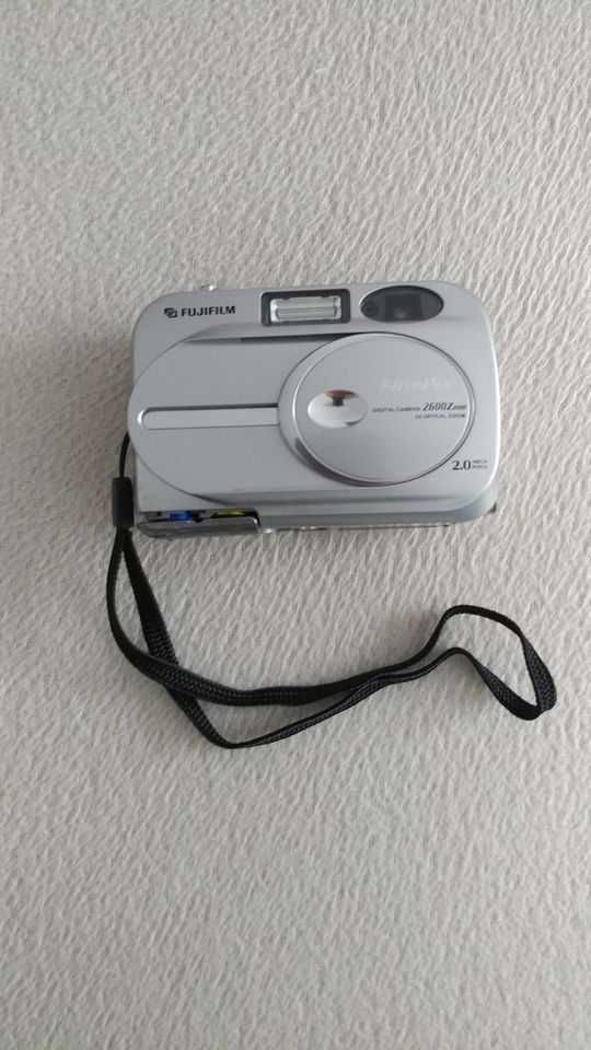 Fuji FinePix 2600 Zoom Digital Camera [2MP 3xOptical]