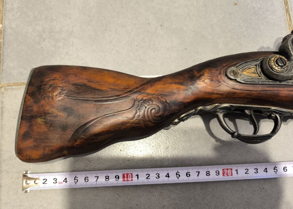 Se vinde pistol panoplie.