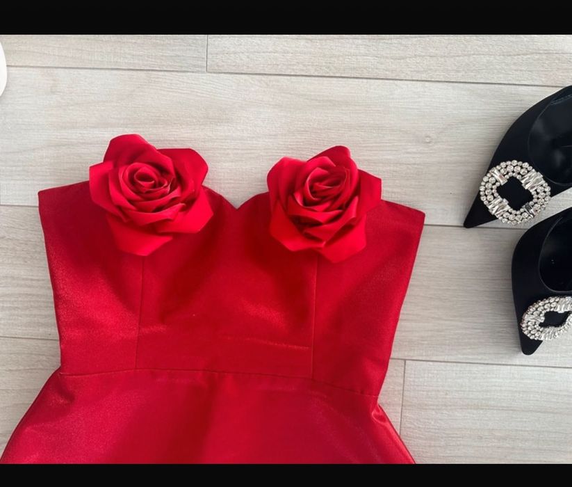 Rochie scurtă de ocazie roșie cu umerii goi(model Zara, ASOS)