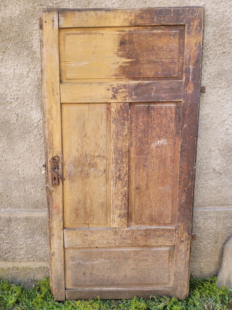Ușă veche din lemn