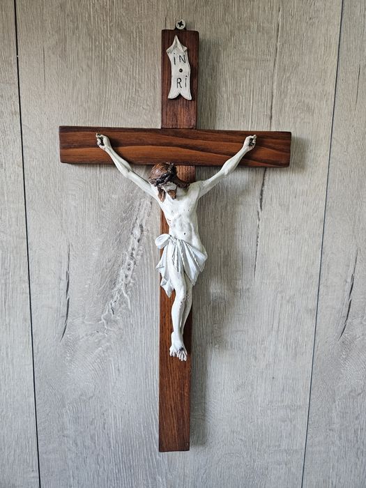 Crucifix din lemn natural ( inclusiv Iisus)