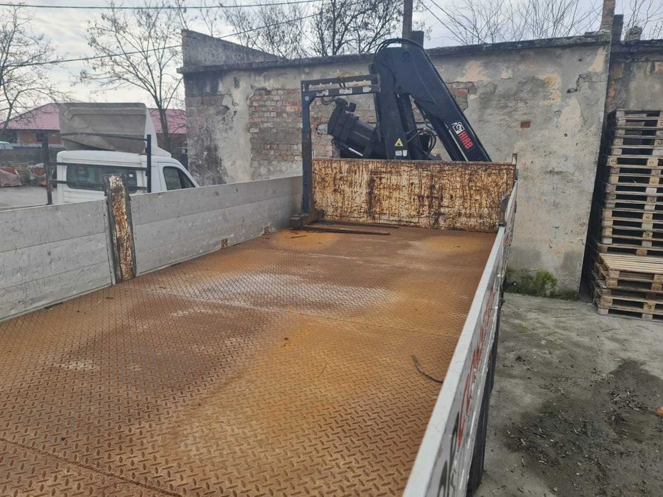 Camion Volvo cu macara