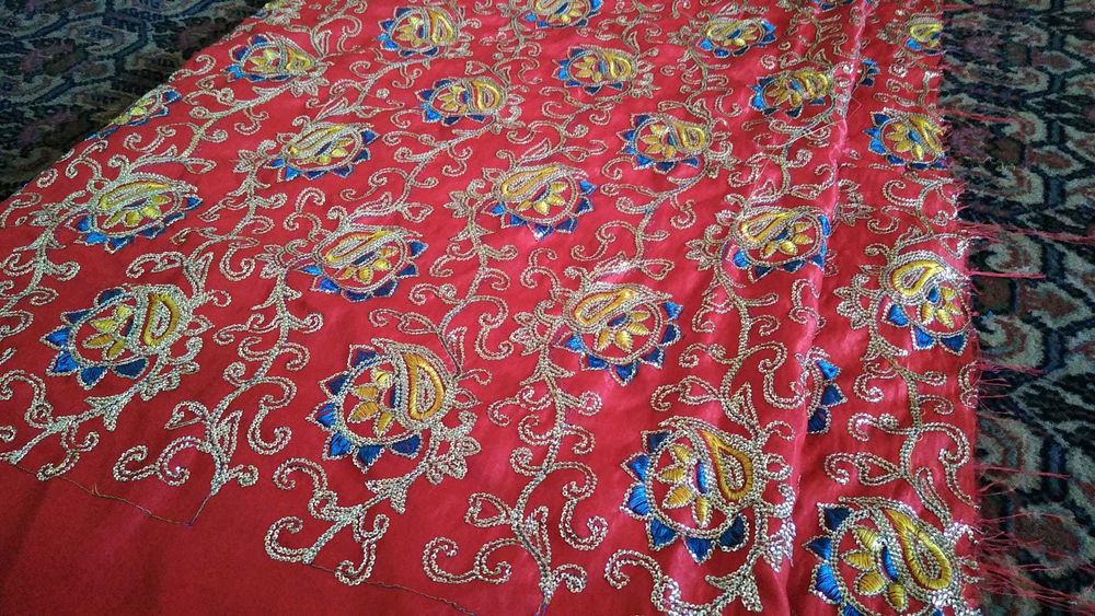 Material brodat, culoarea rosu, broderie multicolora, auriu