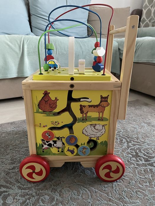 Antemergator cub din lemn interactiv