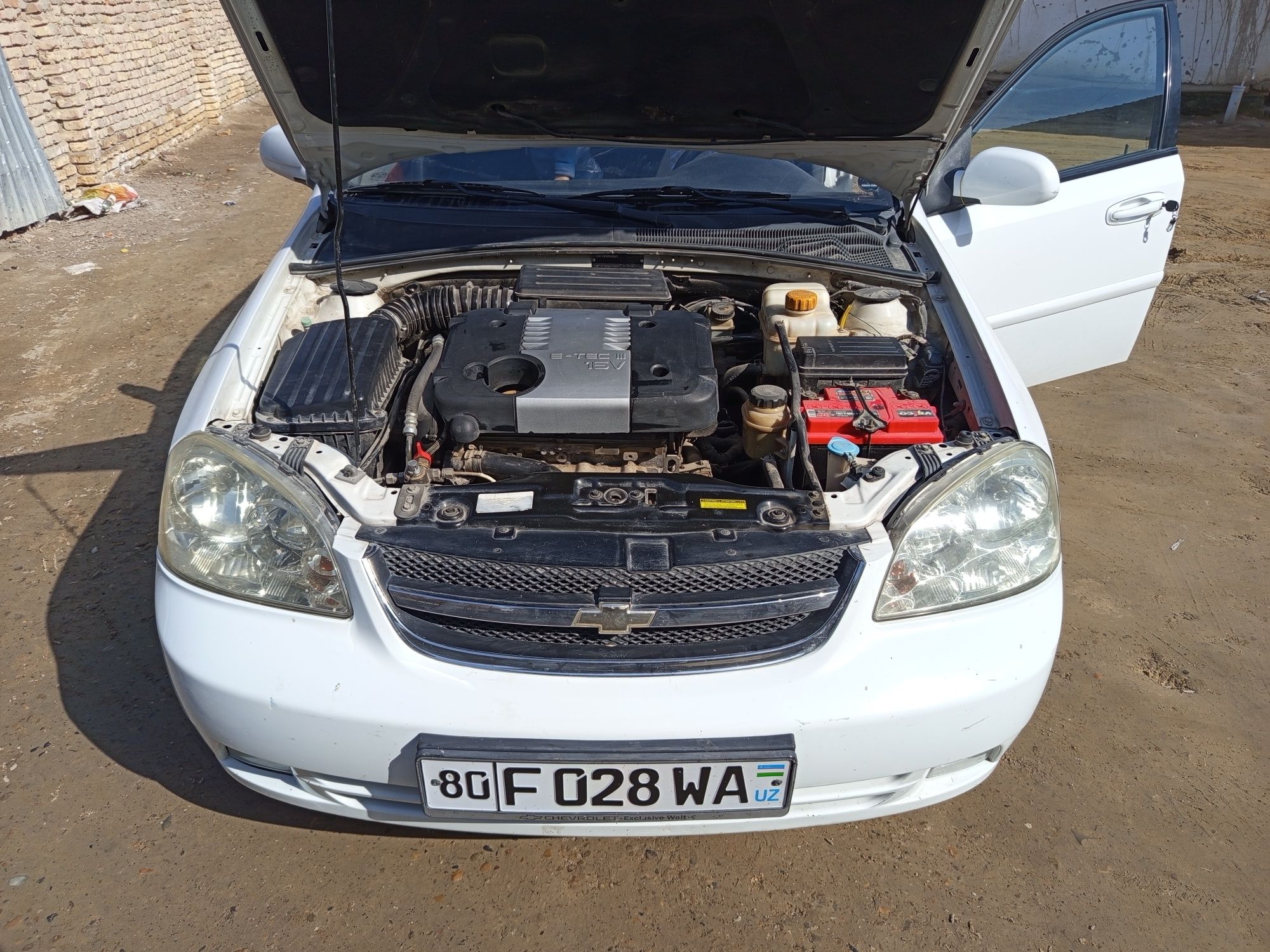 Lasetti 1.8 sotiladi