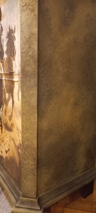 Антикварен шкаф с коне