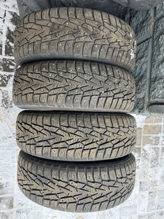 Шины 185/65/15 шипованные в отличном состоянии Nokian