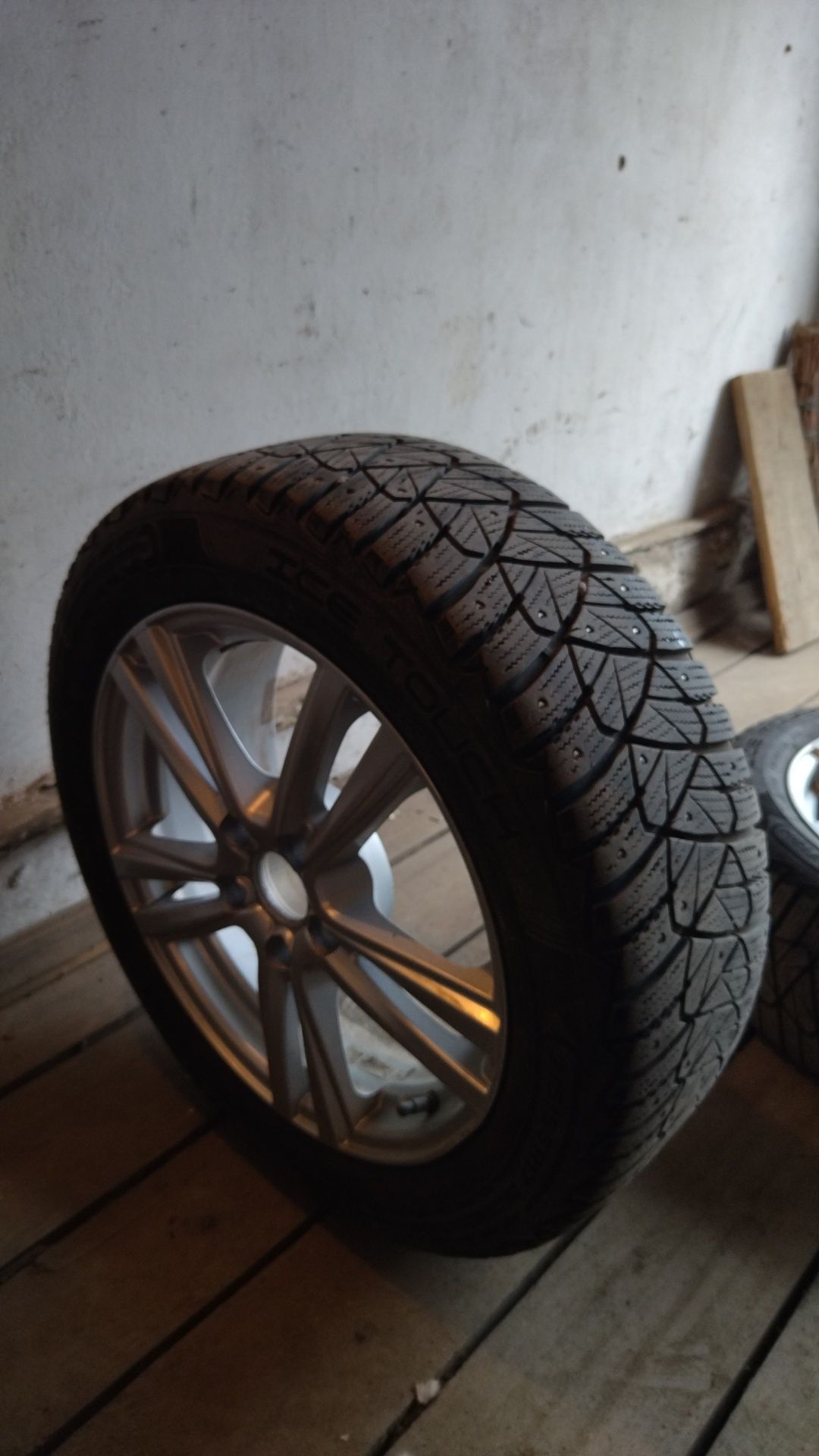 Продам резину зимнюю с дисками размер 215/55R17