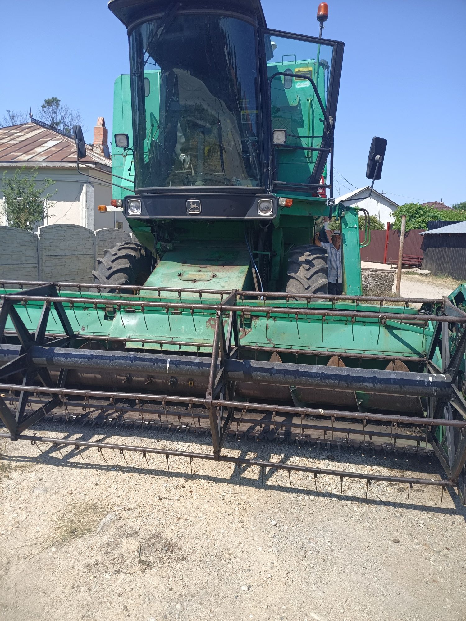 Vând sau schimb combina John Deere