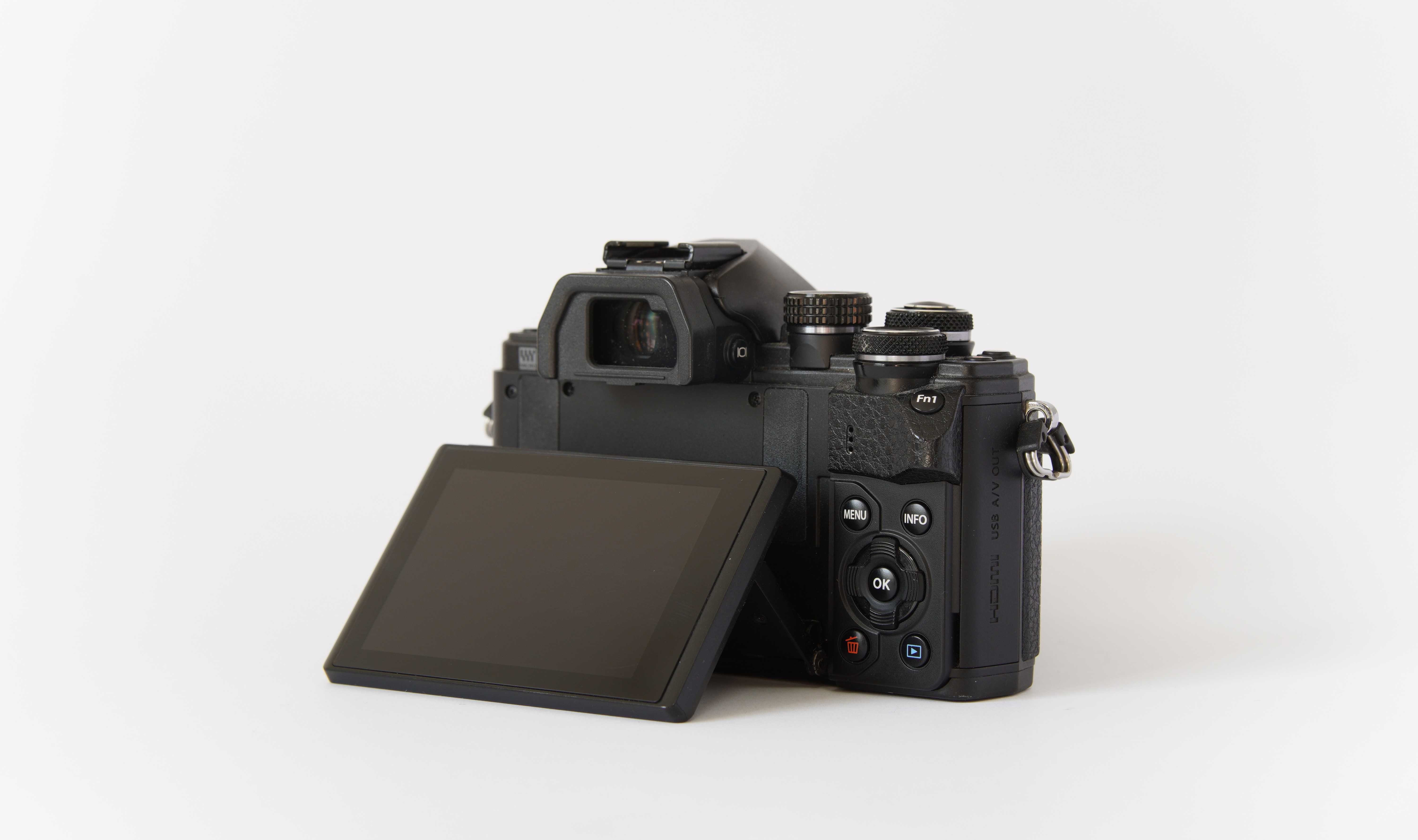 Olymous OM-D E-M10 Mark II + doua obiective