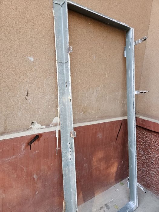 Продаётся дверь входная железная