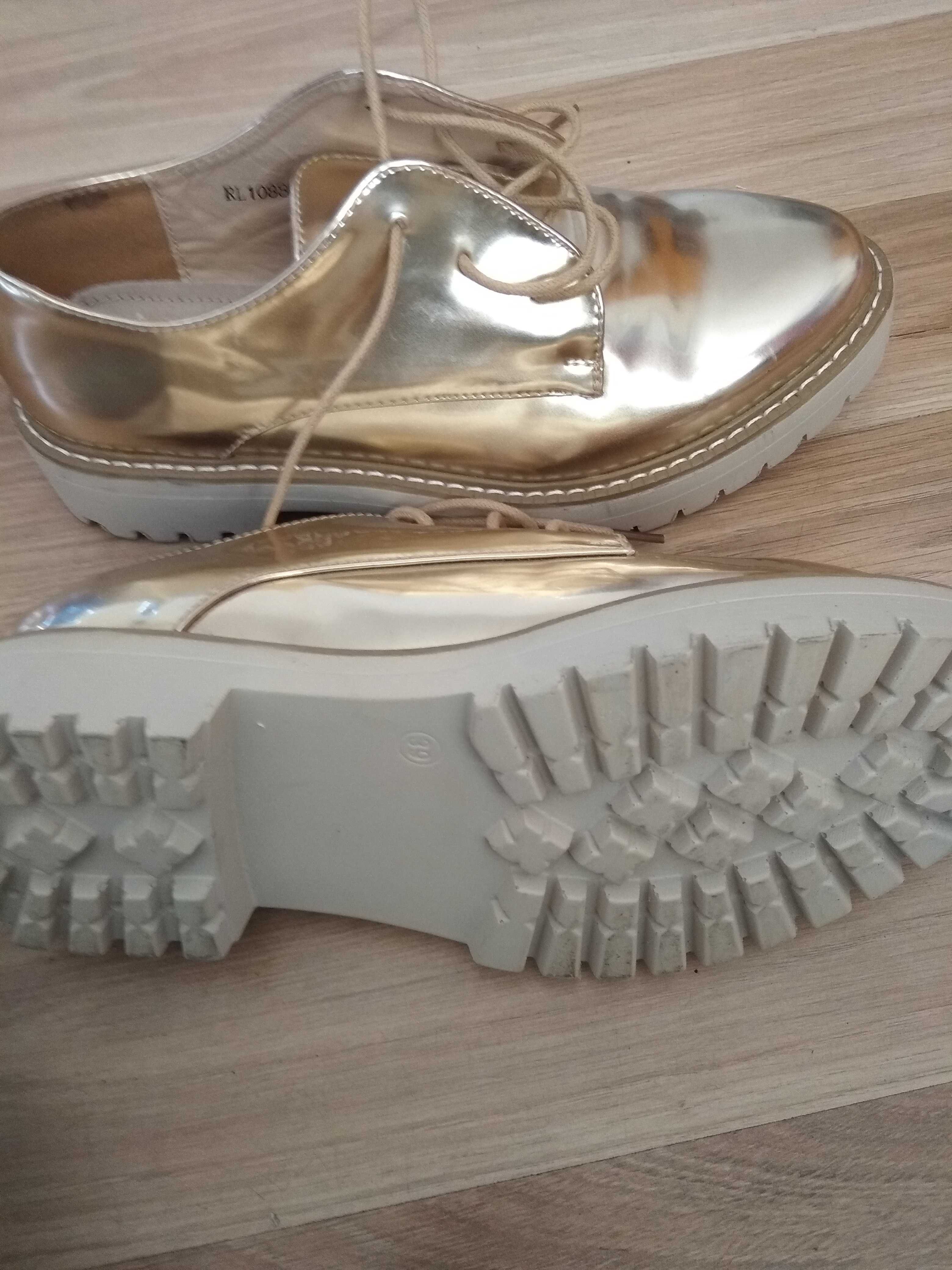 Златни модерни дамски обувки