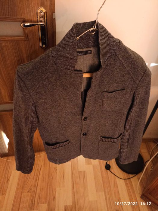 Sacou Trendy ! Cambrat pe corp Zara Man.