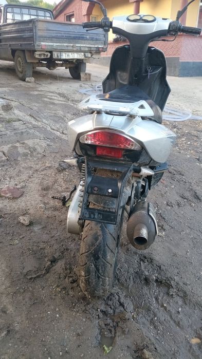 Vand doua scutere unu de 50 2t cu acte si unu de 80 4t