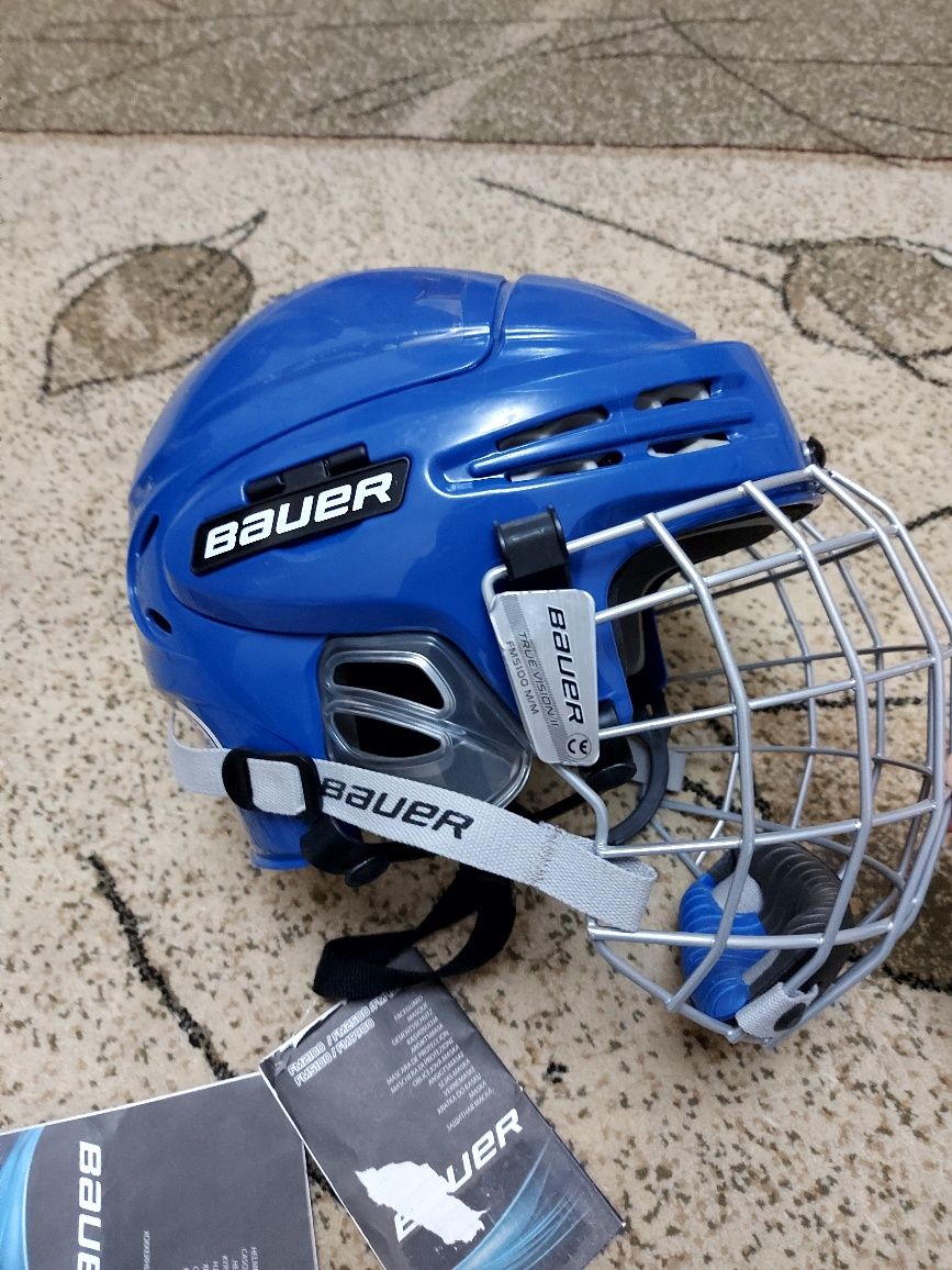 Хоккейный шлем..