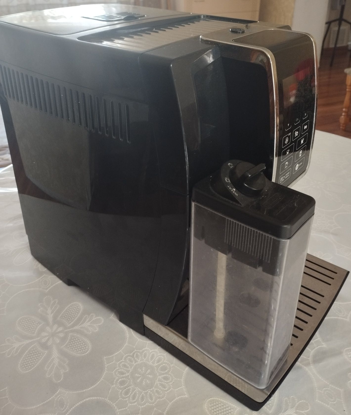 Продам кофемашина DeLonghi Dinamica