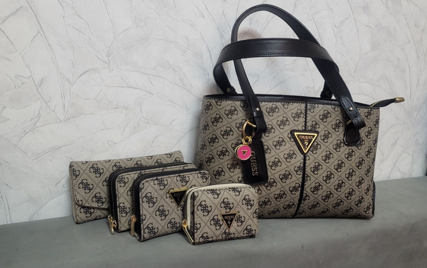 Guess, LV портмонета и клъч