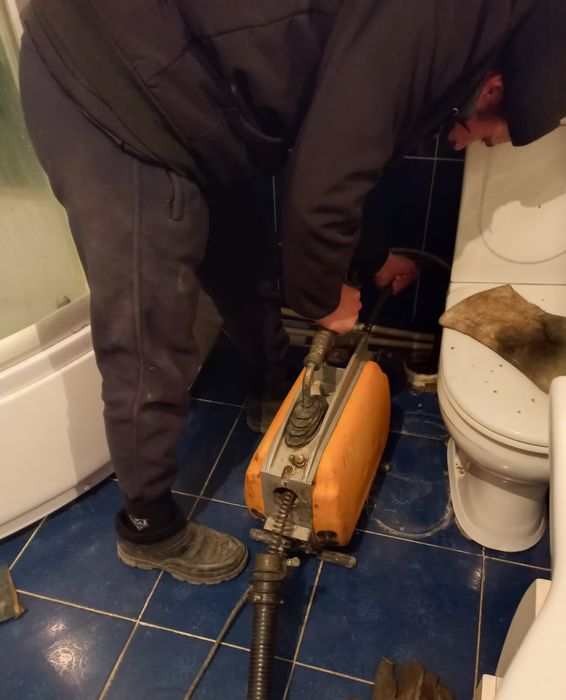 Услуги сантехника  прочистка канализации аппаратом +откачка септика