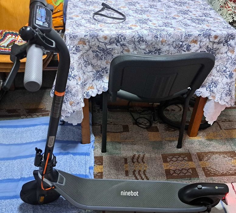 Vând trotineta electrica ninebot e2 plus plus în garantie