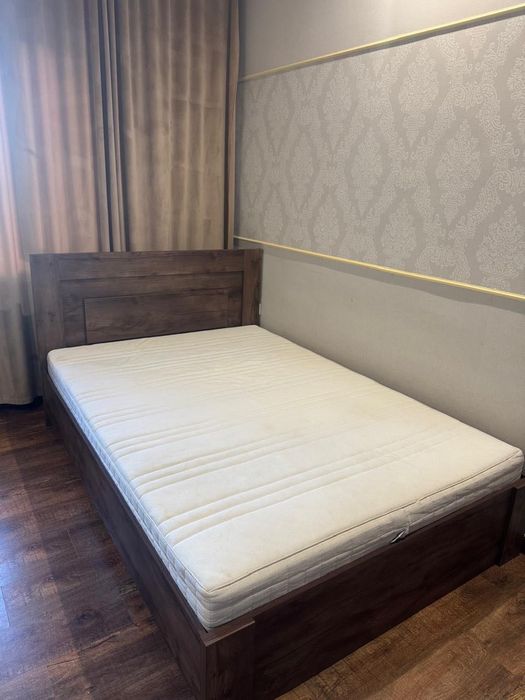 Продаем кровать с ортопедическим матрасом в отличном состоянии