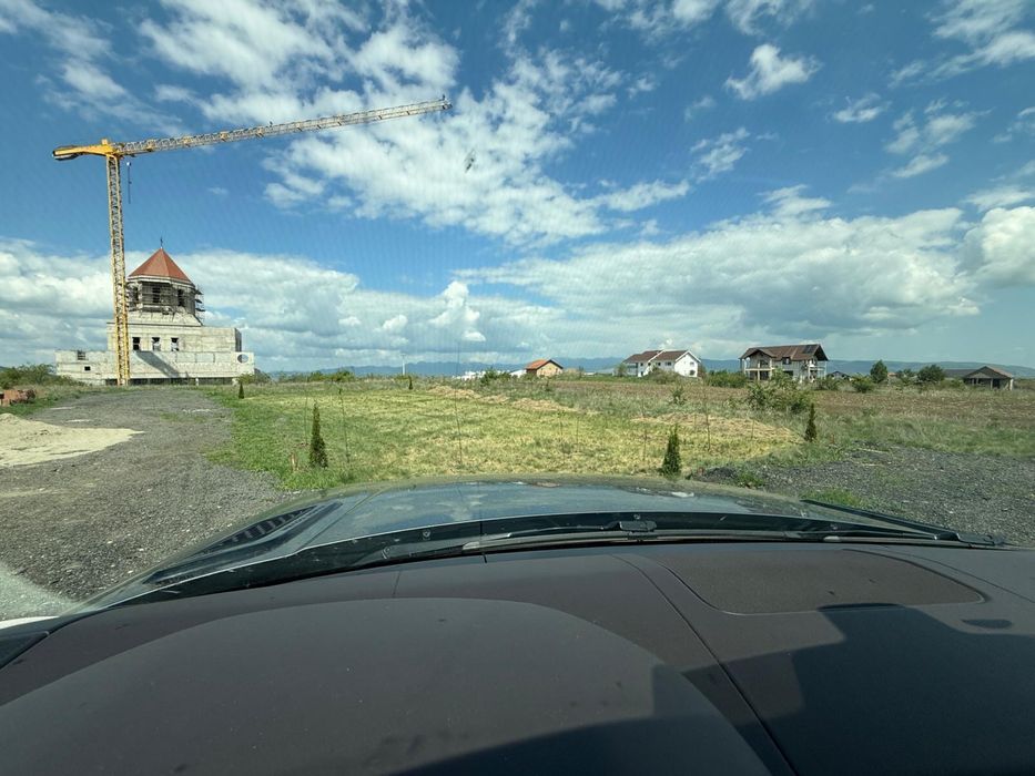 Vand teren intravilan cu proiect de casă .