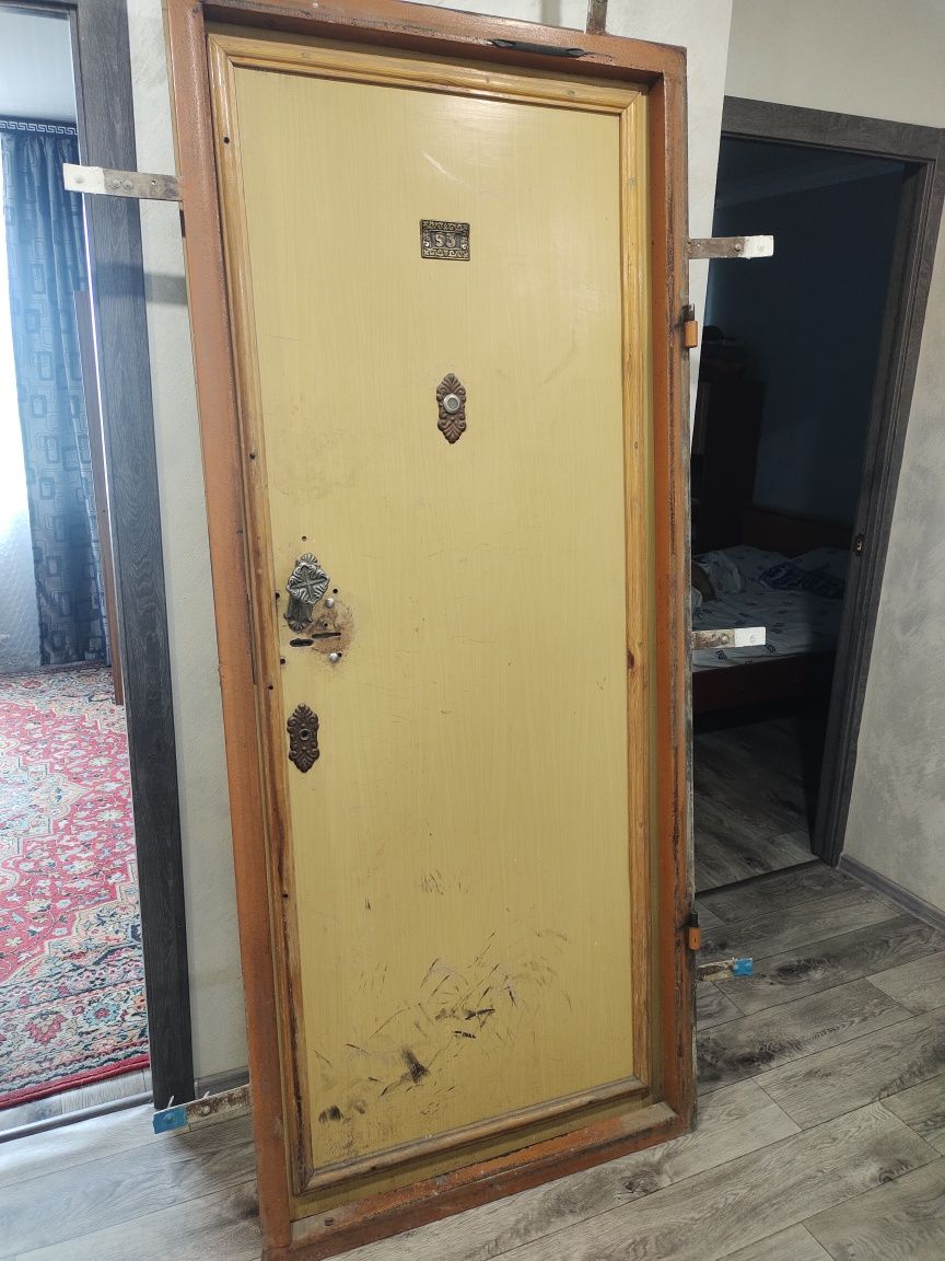 Продам железную дверь