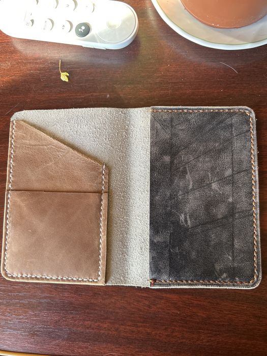 Portofele facute de mana din piele