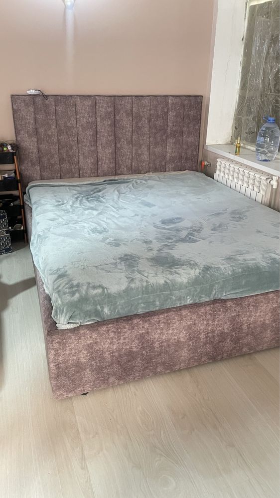 Продается двухспальняя кровать в отличном  состояний