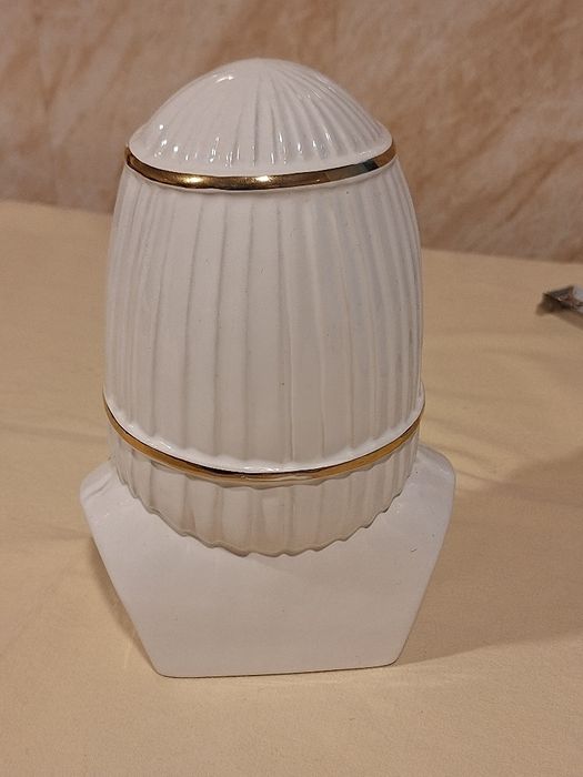 Порцеланов бюст Ahura