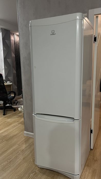 Холодильник Indesit