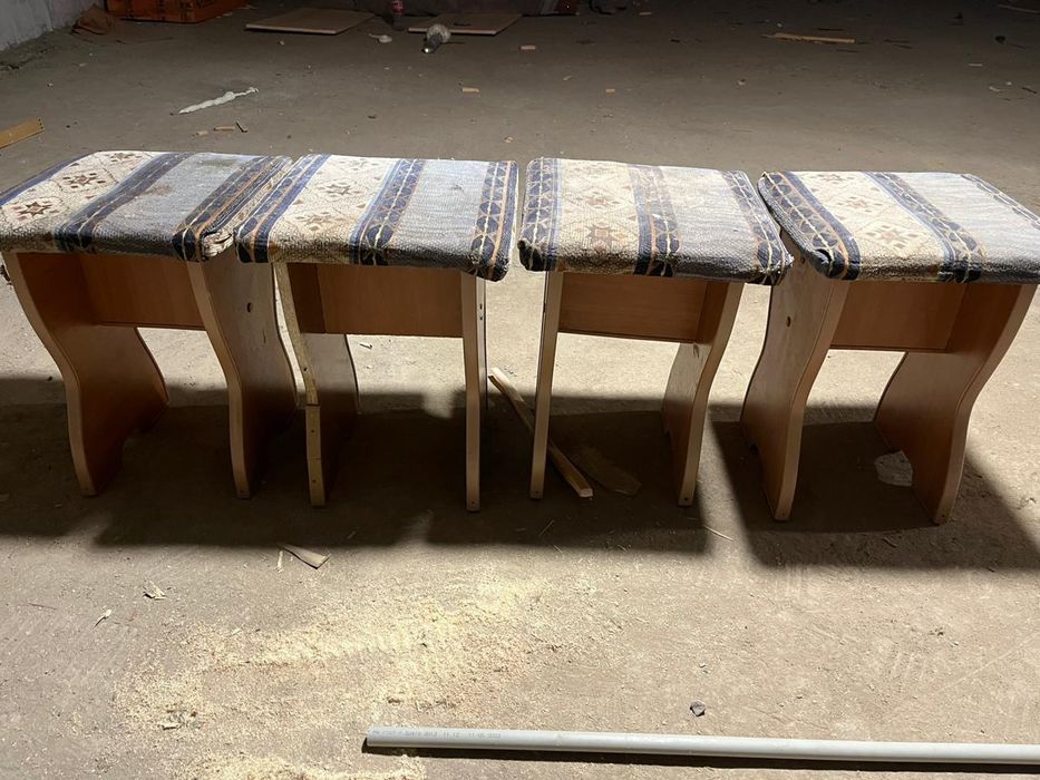 Продам стол и стулья в хорошем состоянии.