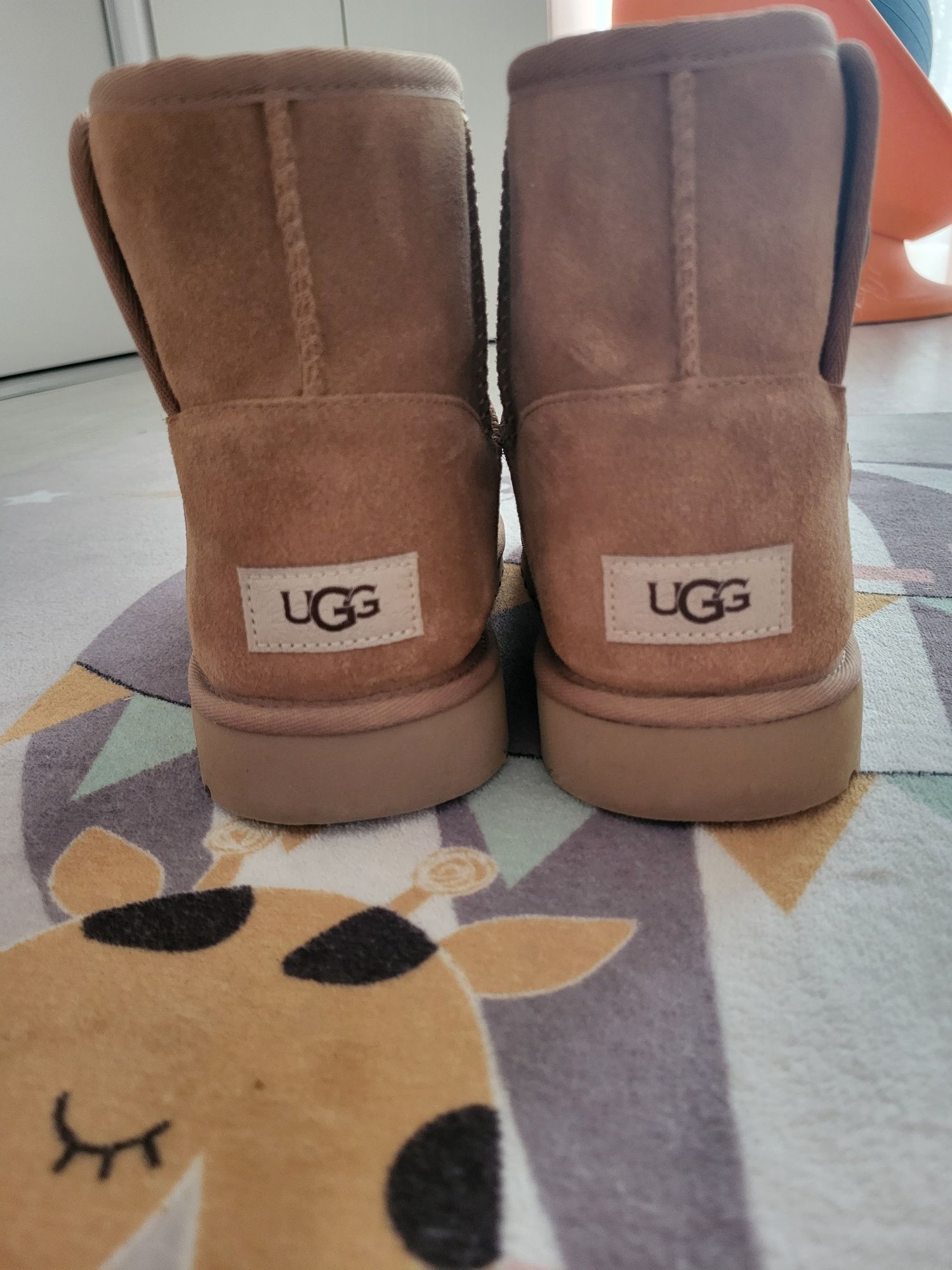 Vând cizme UGG mărimea 38