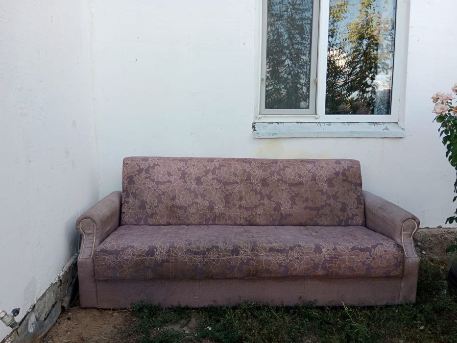 Диван б/у  не дорого  длина 2.10 ширина 80