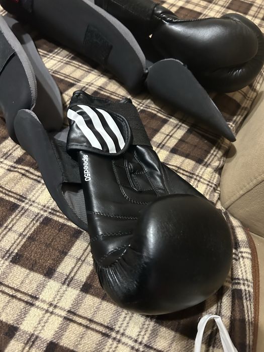 Ръкавици и кори за кикбокс