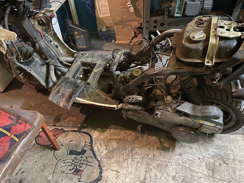 Продам скутер по запчастям