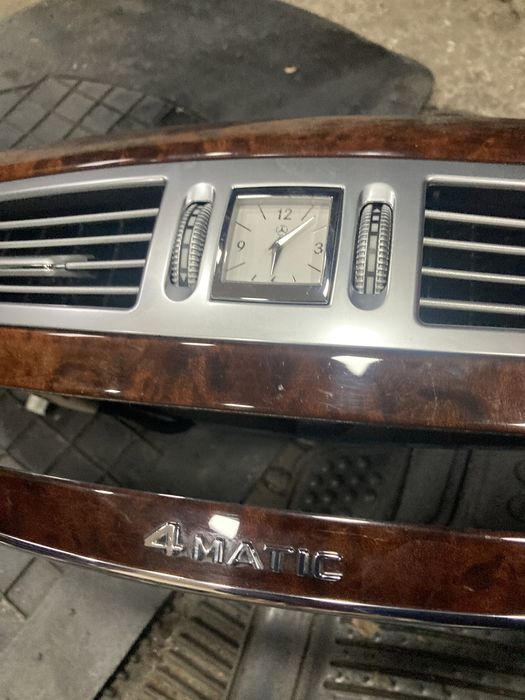 Mercedes w221 face Централна лайсна с часовник