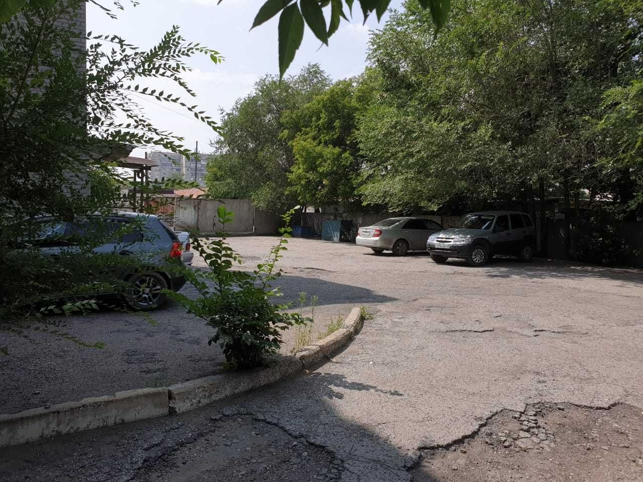 Здание административное трехэтажное кирпичное