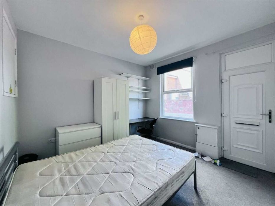 Дава се под наем Двустаен апартамент в София, Център - 65 кв.м за 382.5 € - Снимка #1