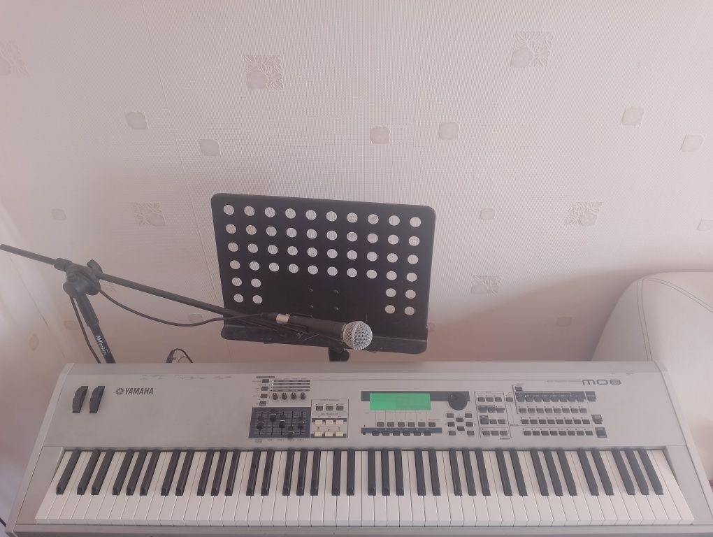 Синтезатор Yamaha MO8 - 88 клавиша