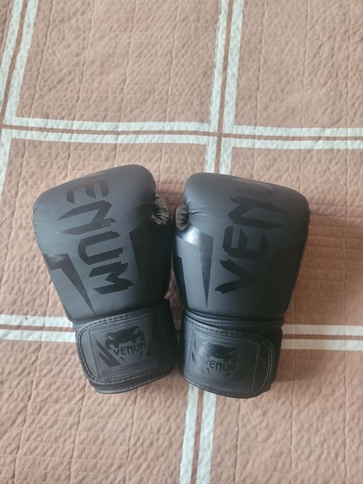 Боксерские перчатки  — состояние
новых