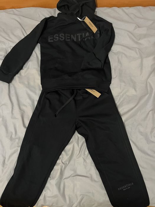 Чисто нов комплект на Essentials