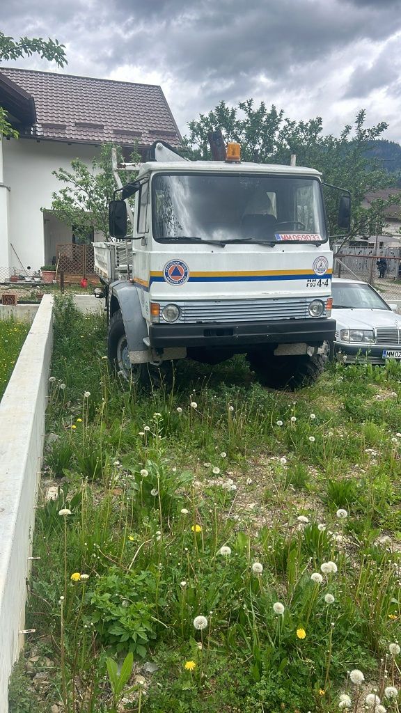 Camionetă 4x4 cu macara de 3.5 ton.