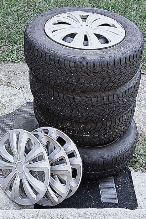 Vand 4 ANVELOPE + jenti + capace pentru Renault Megane 2007